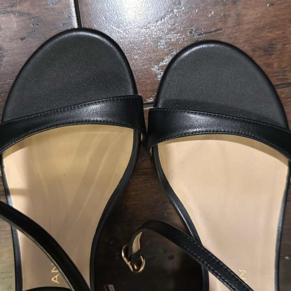 Stuart Weitzman

Nudist Wrap 50MM Leather Sandals size 7 - Picture 10 of 12